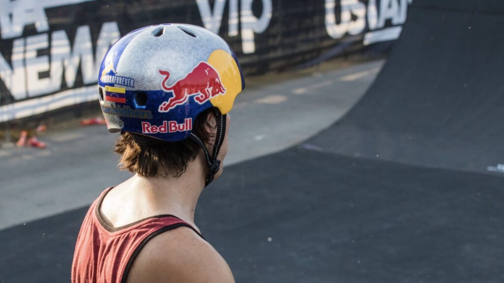 Ein Skater mit einem Red Bull Helm.